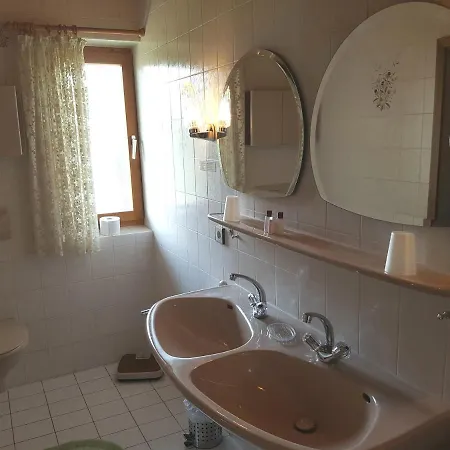 Gaestehaus Meran بيت ريفي *